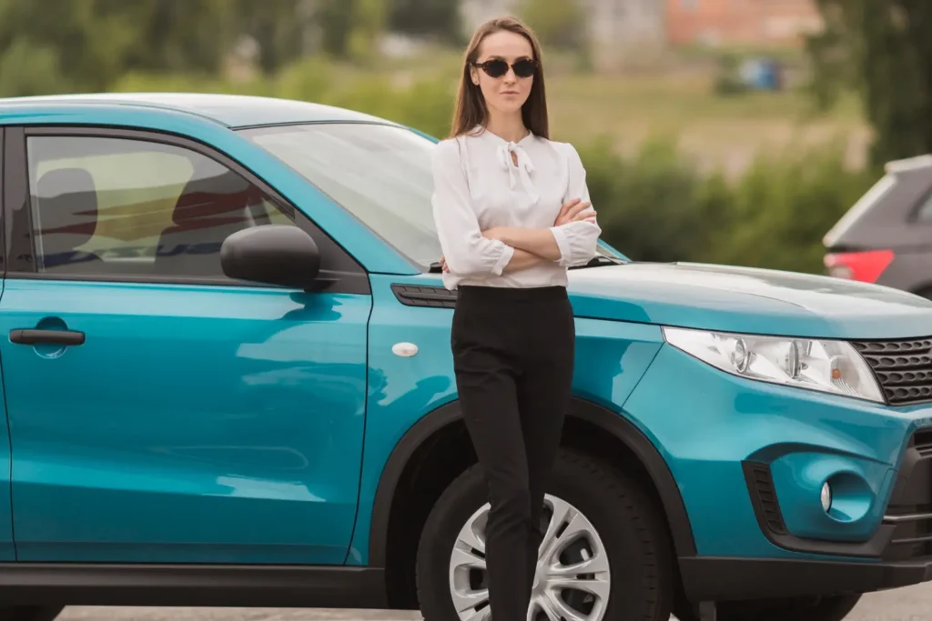 Mulher feliz após realizar aluguel de carro de luxo