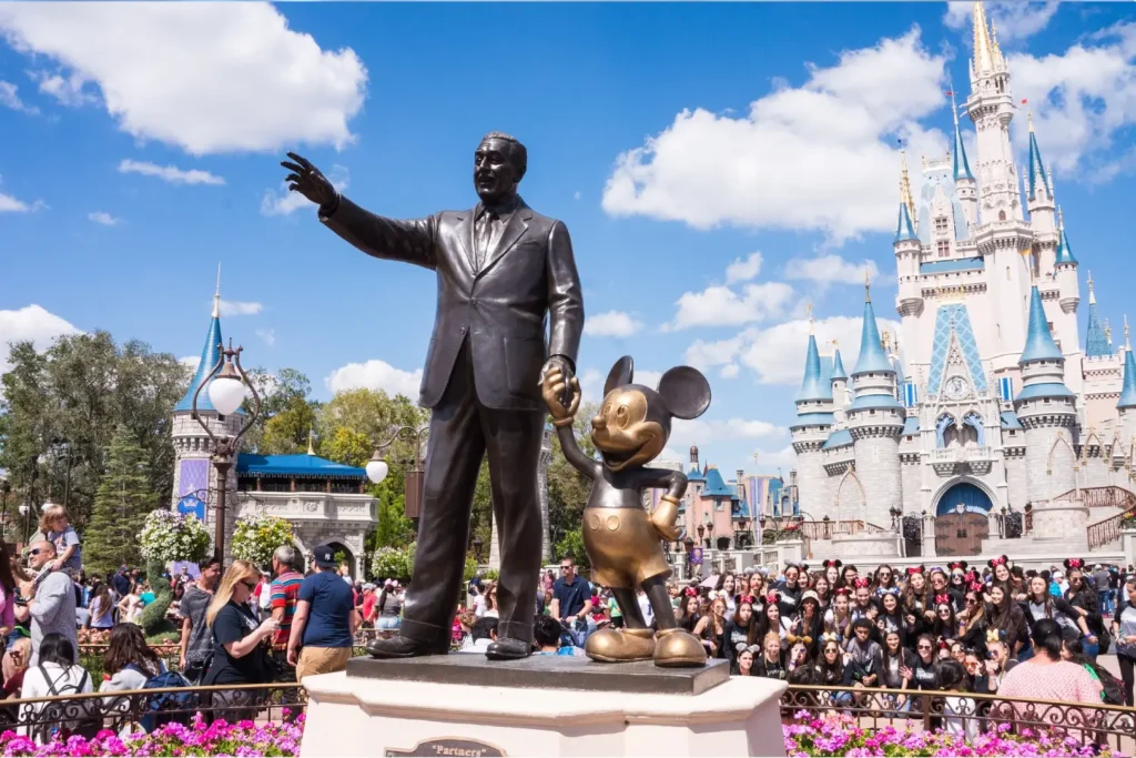 Imagem da estátua de Walt Disney e Mickey Mouse no Magic Kingdom, um dos pontos turísticos em Orlando.