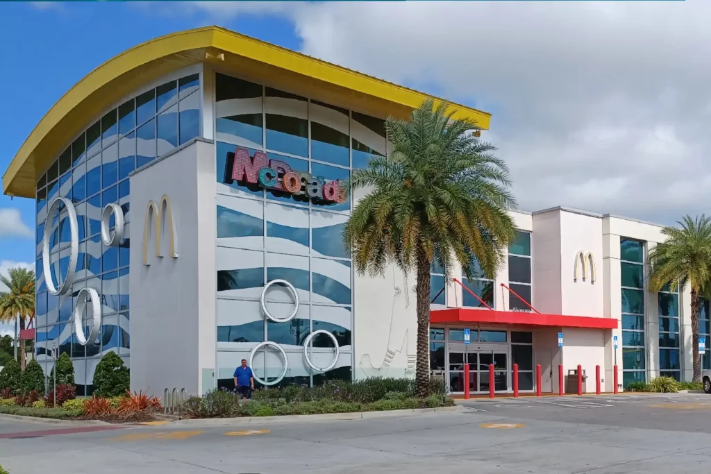 Imagem do maior McDonalds do mundo, um dos pontos turísticos em Orlando.