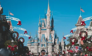 Turistas em um parque de diversão representando um dos pontos turísticos em Orlando