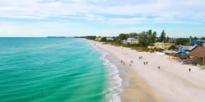 Imagem de uma praia representando uma das melhores praias da florida