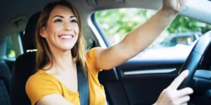 Uma jovem está feliz com o aluguel de carro e usa CNH nos Estados Unidos
