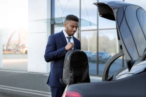 Um empresário coloca a mala no carro alugado nos EUA