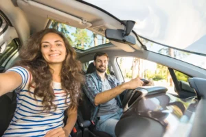 Um casal viaja feliz pela Flórida
