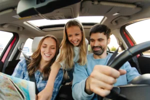 Imagem de uma família tranquila realizando sua viagem após pesquisar quais tipos de carro para alugar