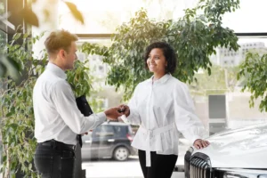 Uma jovem devolve o carro alugado nos eua.