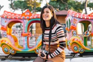 Uma jovem turista passeia em Orlando.