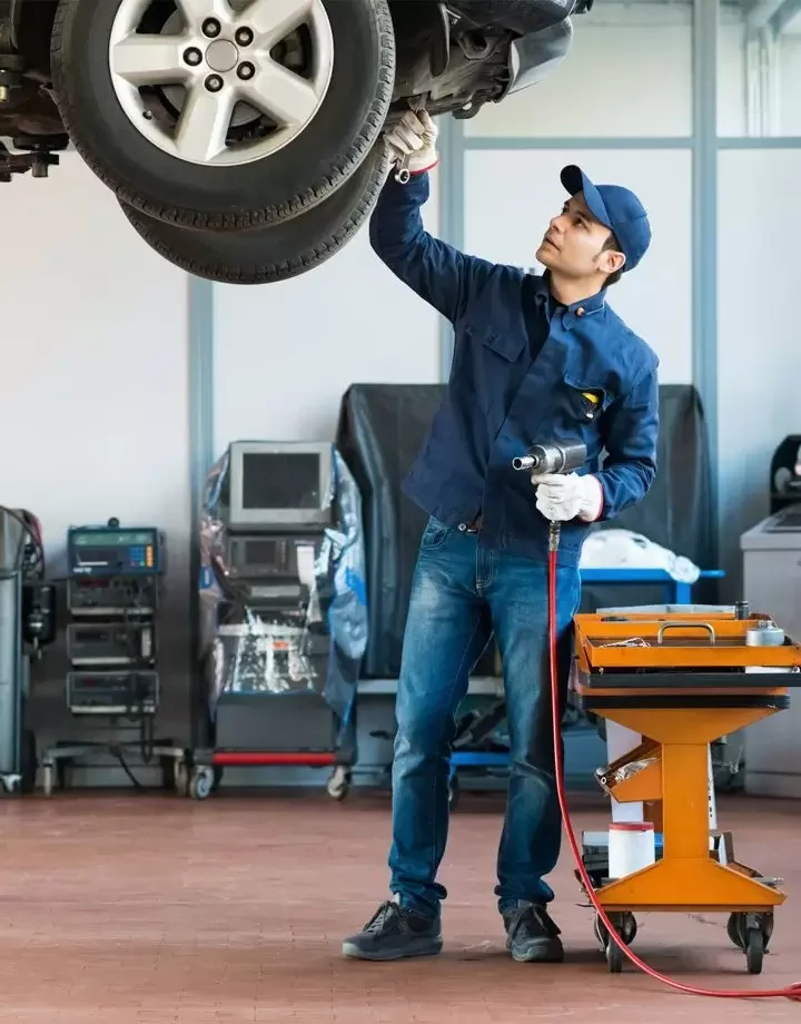 Mecânico realizando a manutenção de veículos